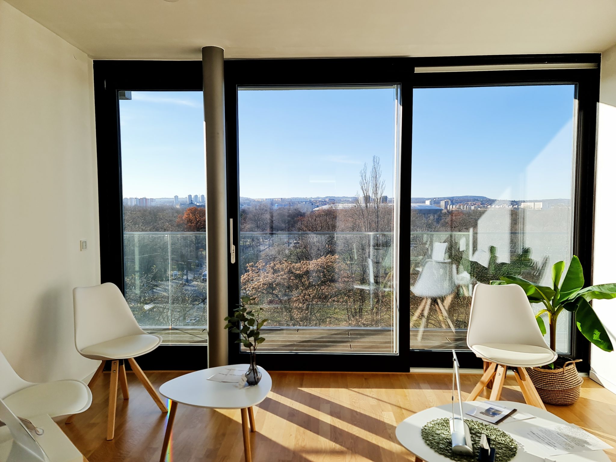 Penthouse-Praxis Pure Medical Aesthetic Dresden – Panoramafenster mit Blick über die Stadt