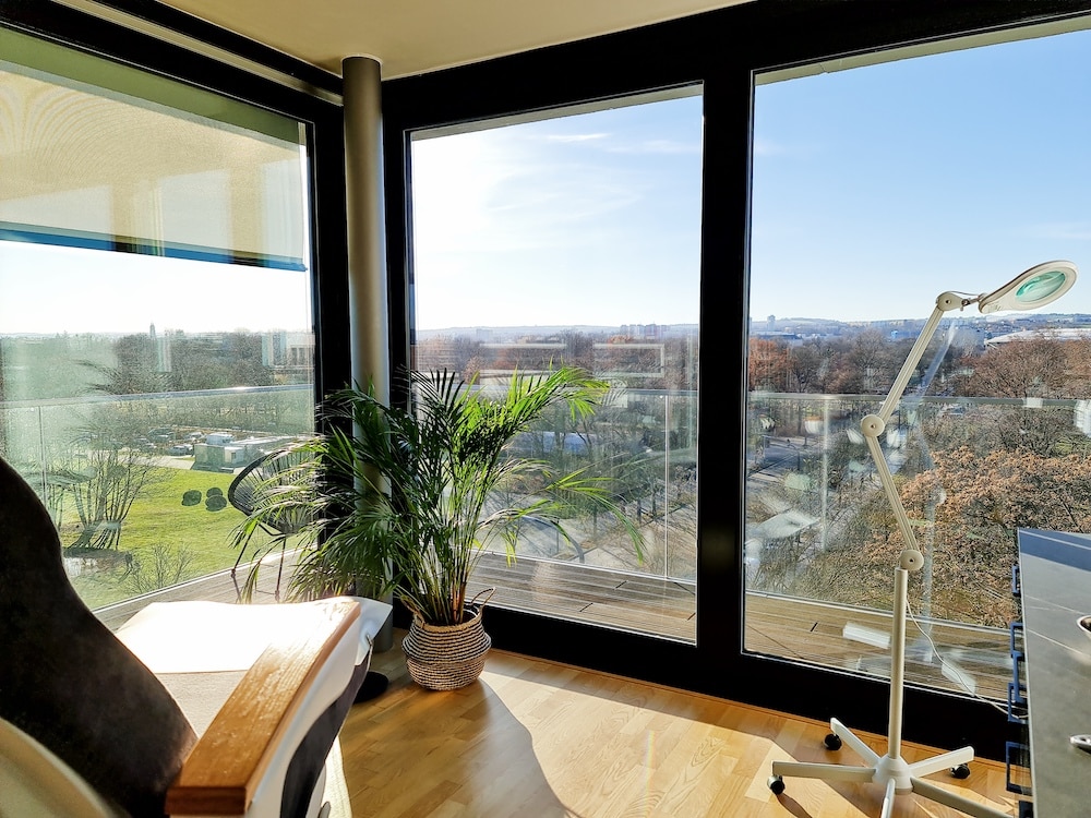 Behandlungsraum Pure Medical Aesthetic Dresden – lichtdurchflutet mit Stadtblick