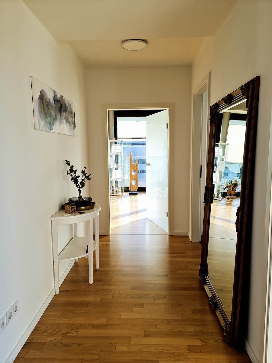 Empfangsbereich Pure Medical Aesthetic Dresden – stilvolles Interieur
